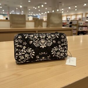 Vera Bradley Wallet in Chandelier Noir Pattern